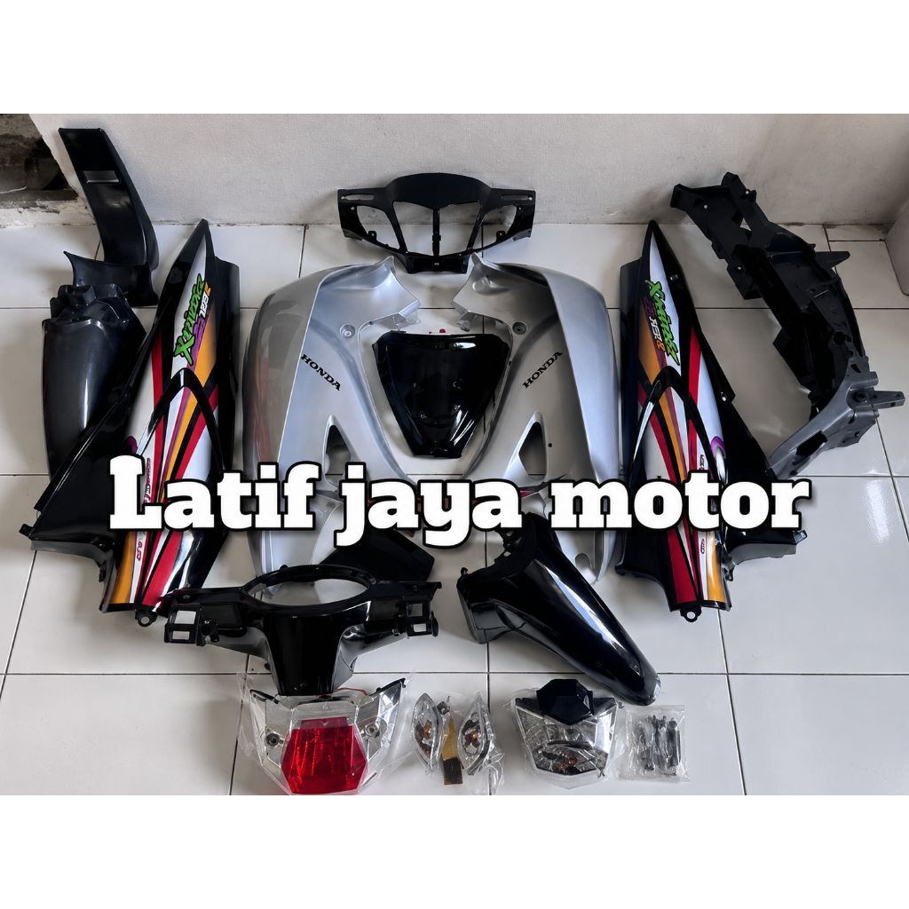 cover Body Motor Karisma D 125D Hitam Sayap Depan Silver Dengan Striping