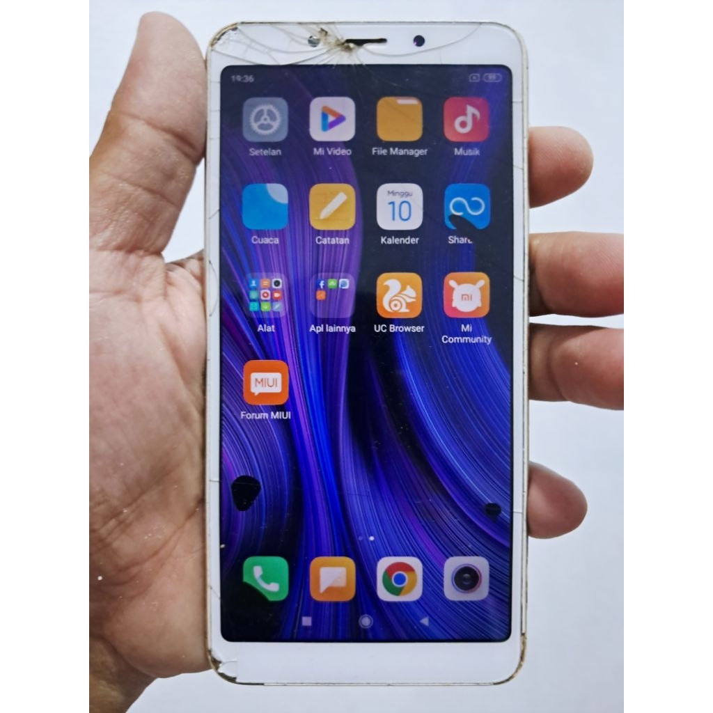 Xiaomi Redmi 6a Ram 2/16 4G ( Minus ts retak & tompel hitam sentuh normal )