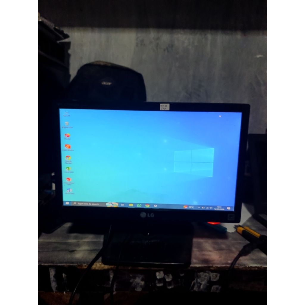 LED Monitor 16" Wide Merk LG Bekas Minus