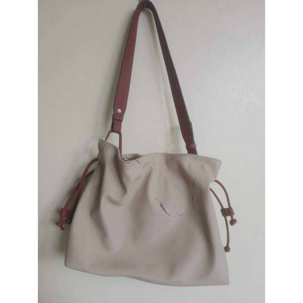 Tas Selempang Wanita Cream (deffect hitam) Preloved / bekas | LIHAT DESKRIPSI DI BAWAH