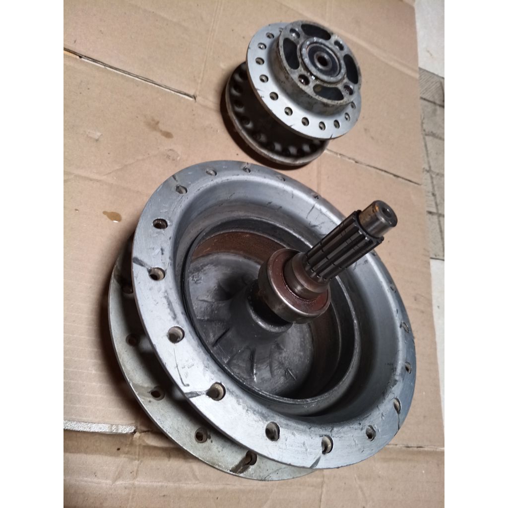 Tromol depan belakang set As Roda Suzuki Spin 125 gigi 20 original second