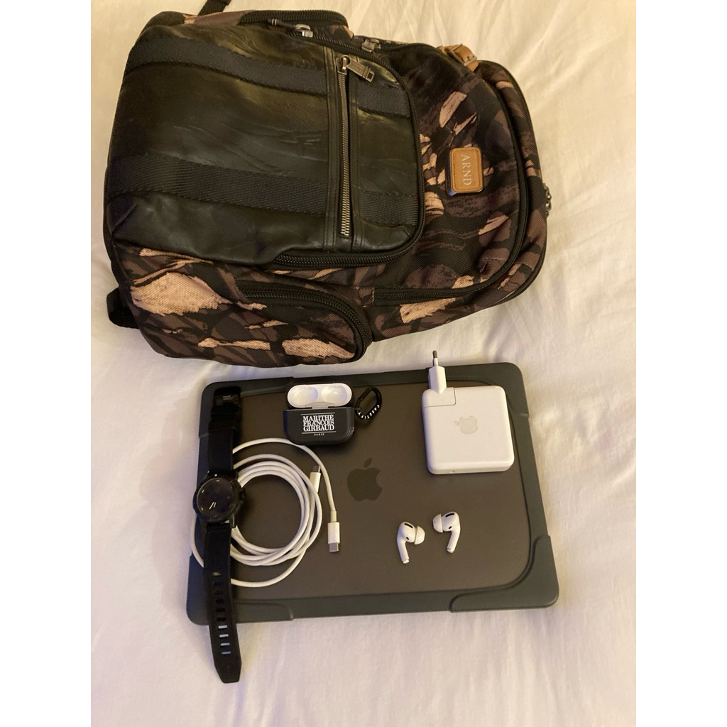 package MacBook Pro 2017, AirPod, jam tangan luminox , Tas Tumi