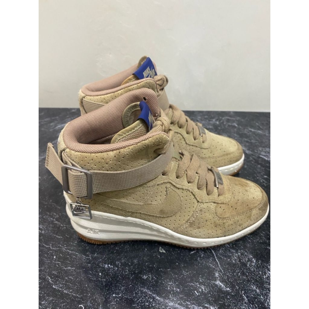 Sepatu wanita brand Nike - Lunar Force 1 Sky Hi warna beige/dessert camo, model boot sepergelangan k