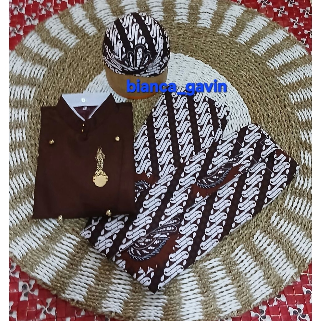 [1 Set] Baju Adat Jawa Pria/ Beskap Solo Mahogany + Jarik Instan + Blangkon, Motif Lereng Garuda