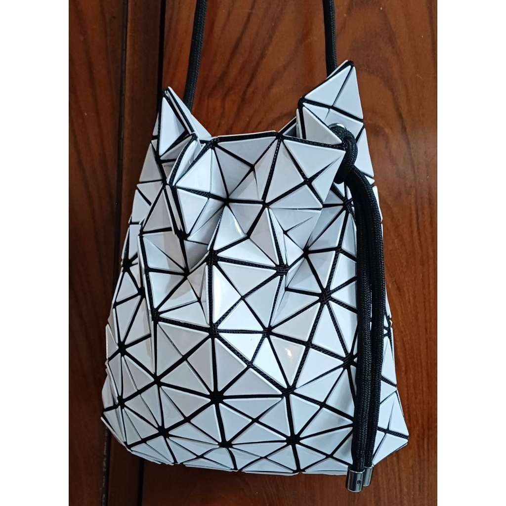 PRELOVED TAS SERUT BAOBAO ISSEY MIYAKE 23x25cm