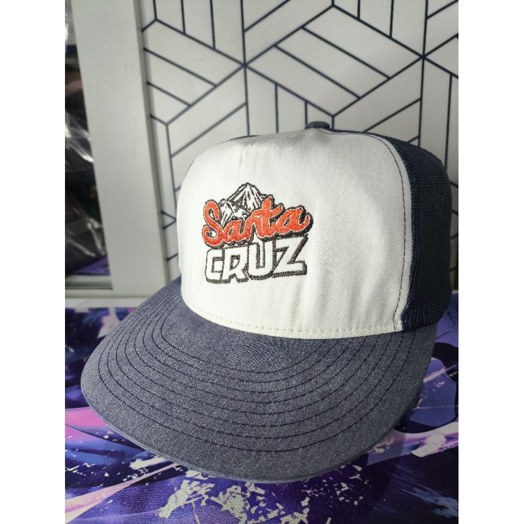 Topi Trucker Santa Cruz x Yupoong