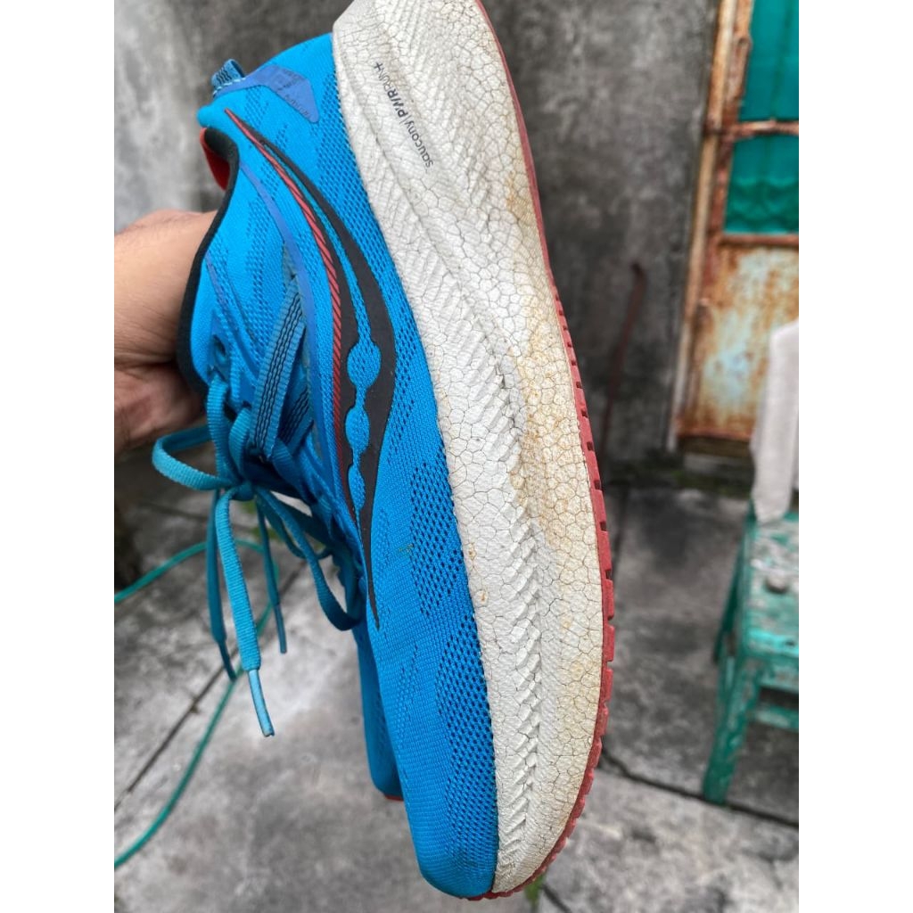 SEPATU RUNNING SAUCONY TRIUMPH 20