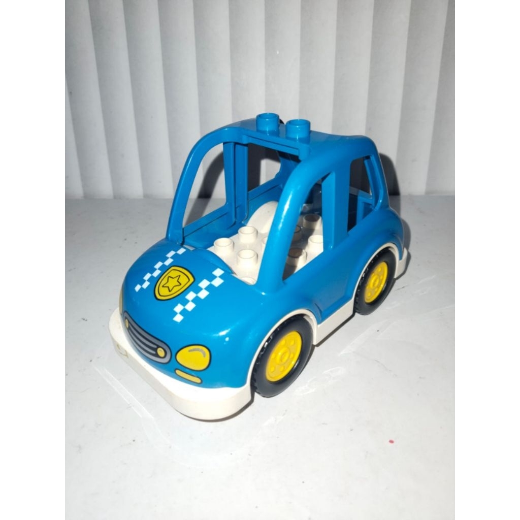 mobil polisi LEGO DUPLO.