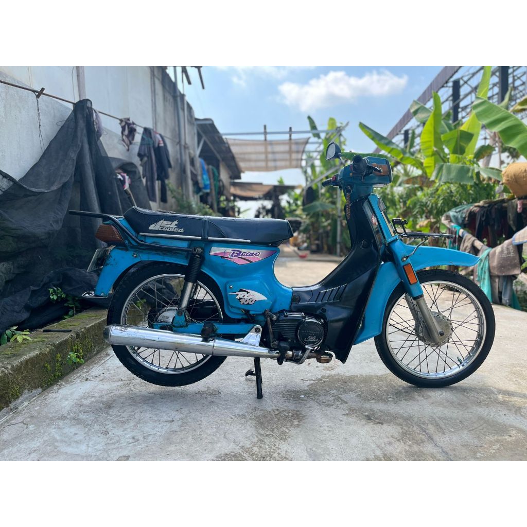 motor suzuki rc100 biru