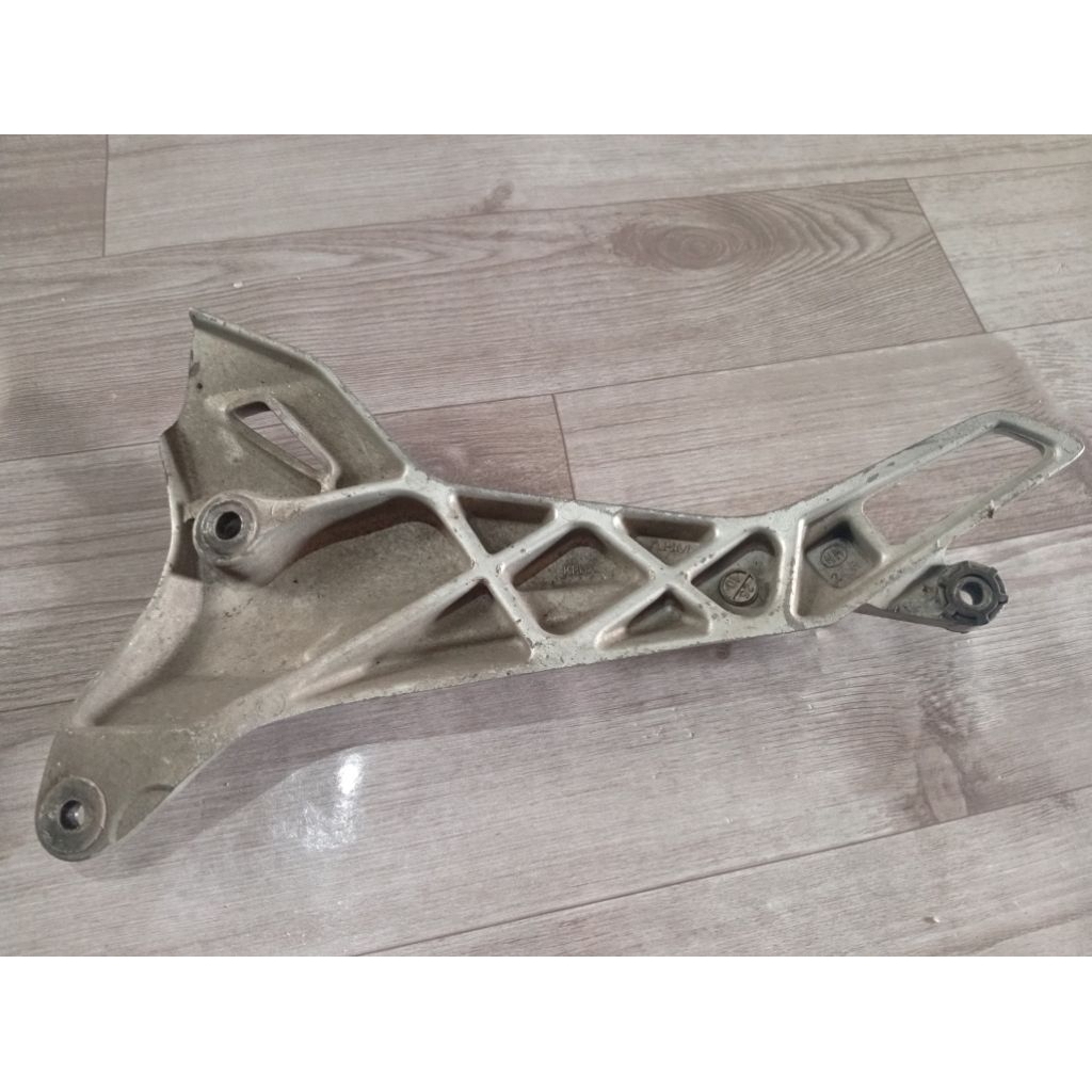 FootStep Kanan Supra X125 lama