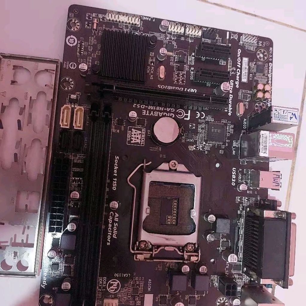 Mainboard PC Gigabyte GA-H81M-DS2 (LGA1150, DDR3) Copotan original dan berfungsi normal