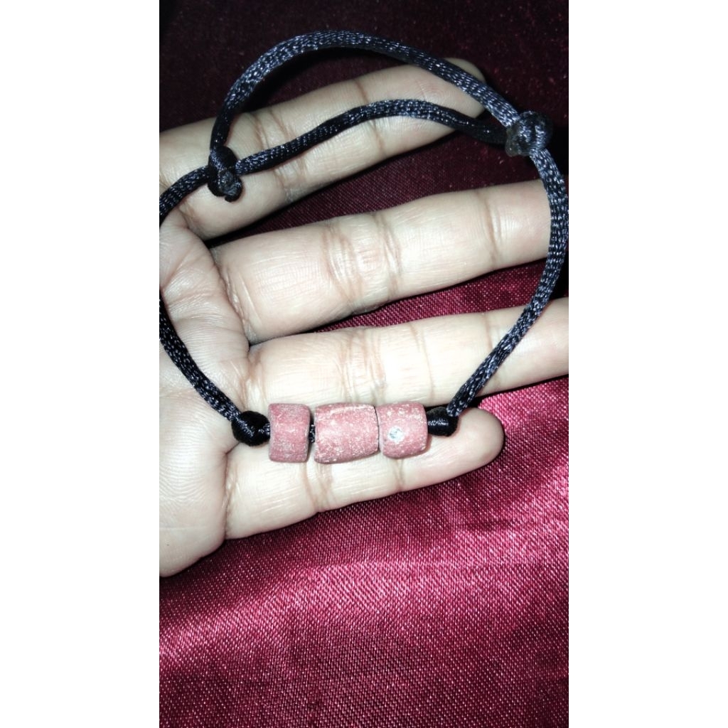 benda kuno antik gelang manik kuno merah