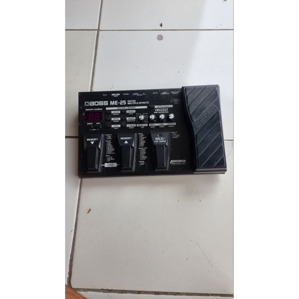 efek gitar BOSS ME25