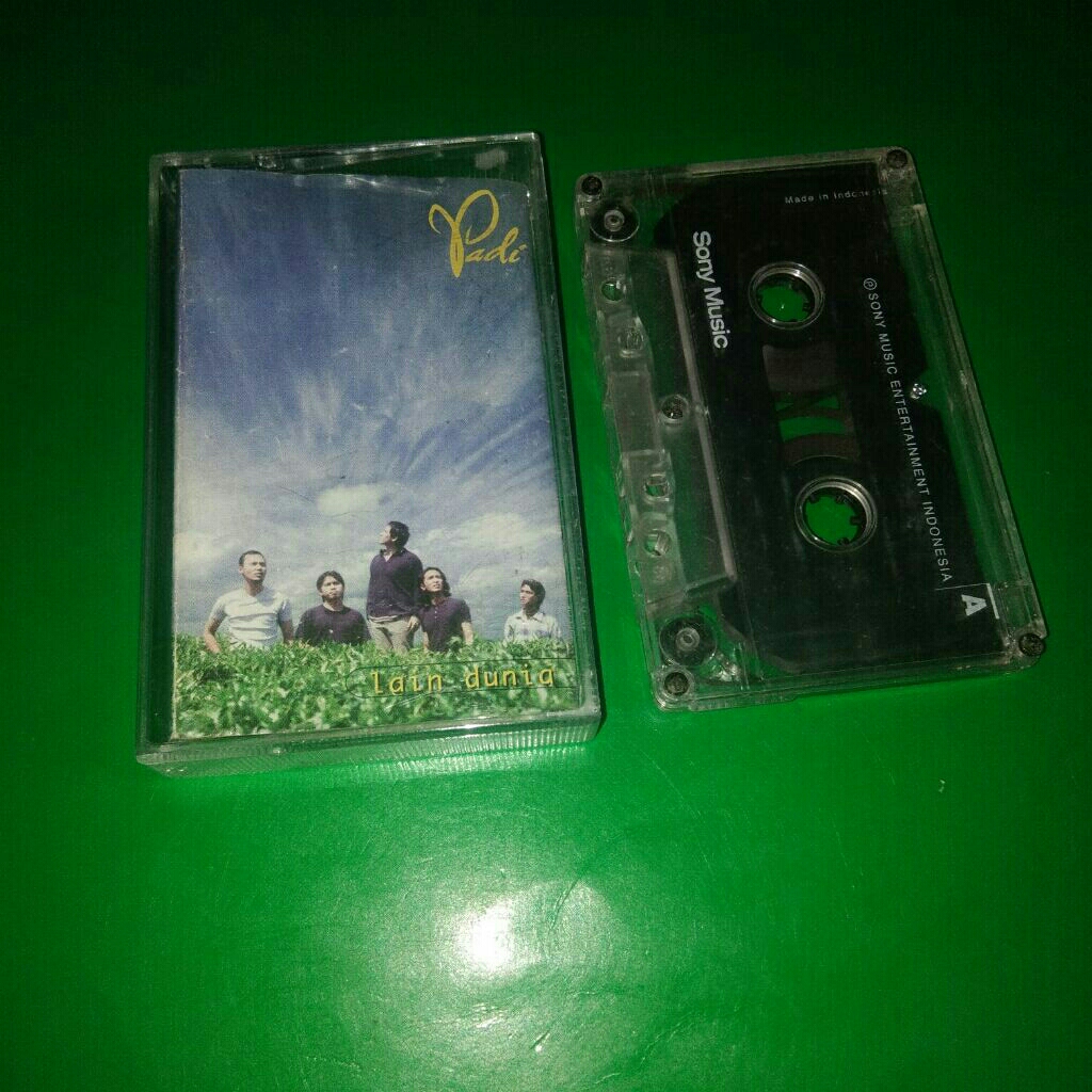 kaset pita padi lain dunia