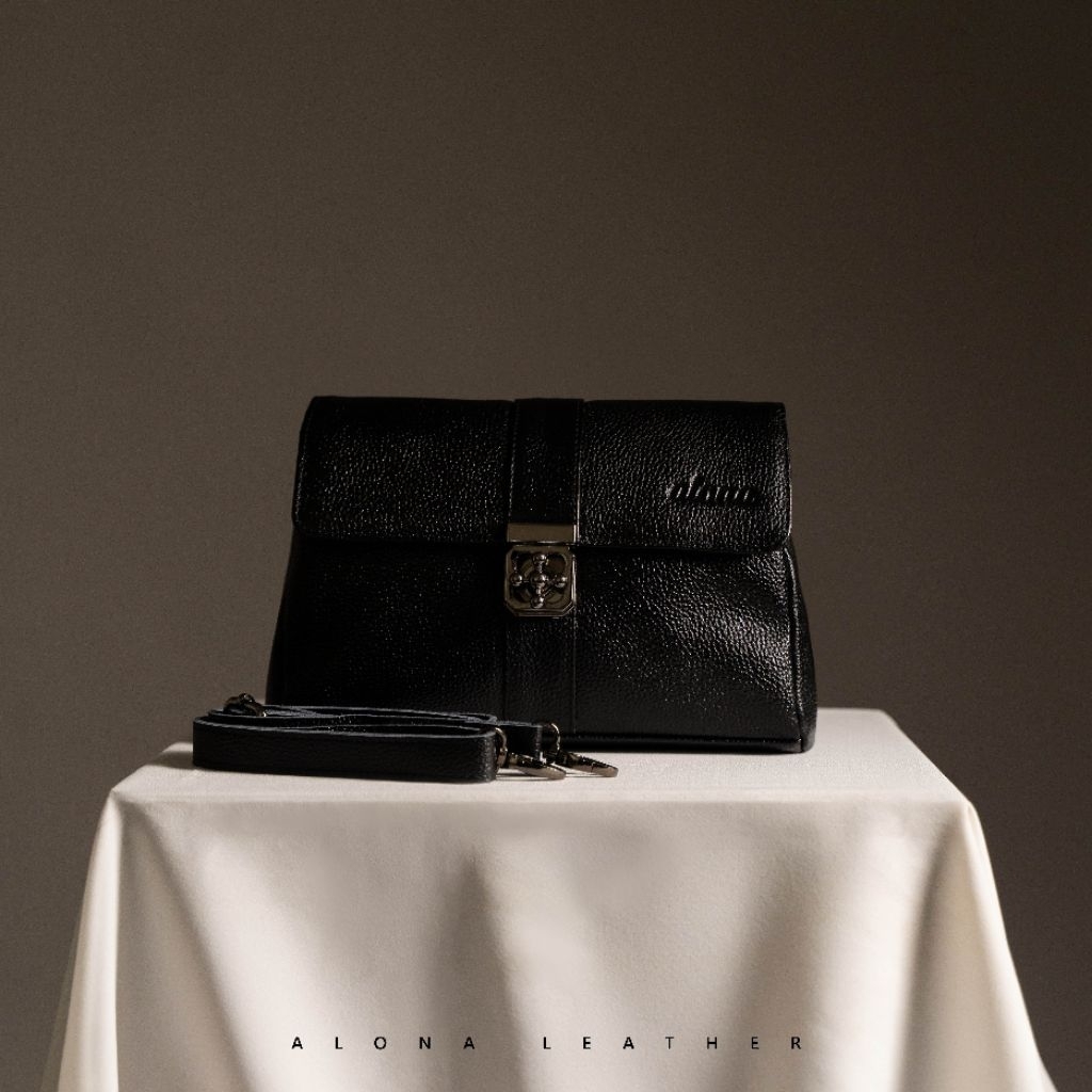 Alona Leather BELLEZA Slingbag Tas Tangan Hitam Elegan dengan Kunci Logam dan Tali Pegangan