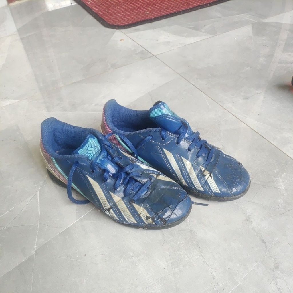 Sepatu futsal preloved Adidas untuk anak
