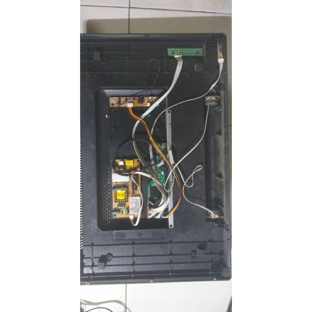 BOARD TV DIGITAL 24 INCH MERK GRADO.
