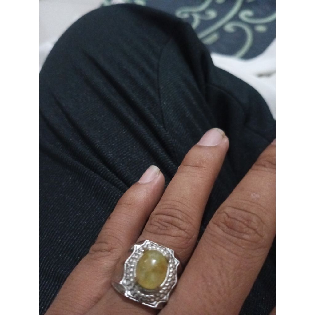 Cincin Yakut Kuning