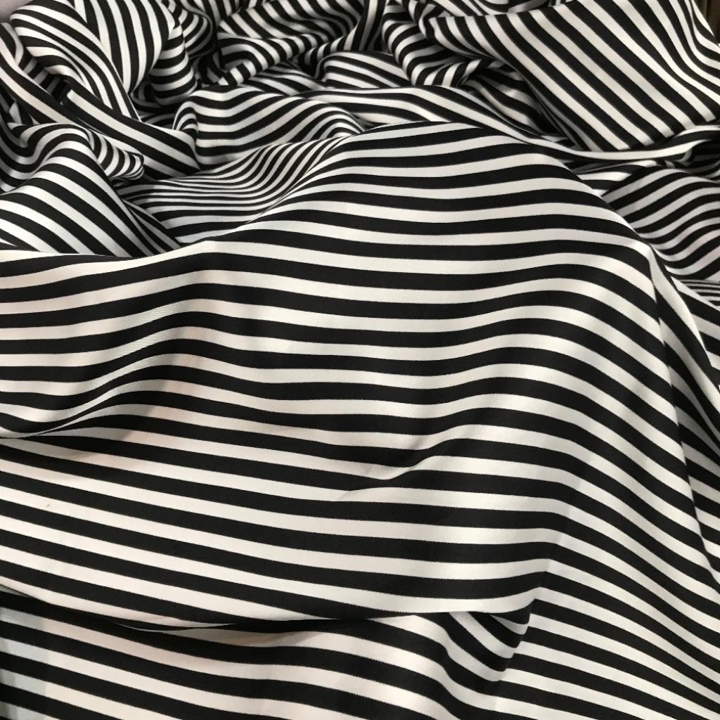 kain satin motif silk salur ~ kain silk motif salur hitam putih ~ kain satin halus lembut dw