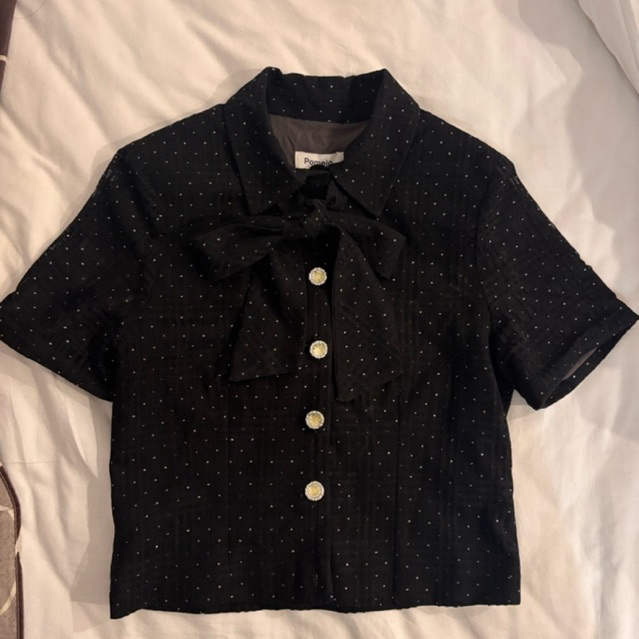 kemeja hitam Pomelo