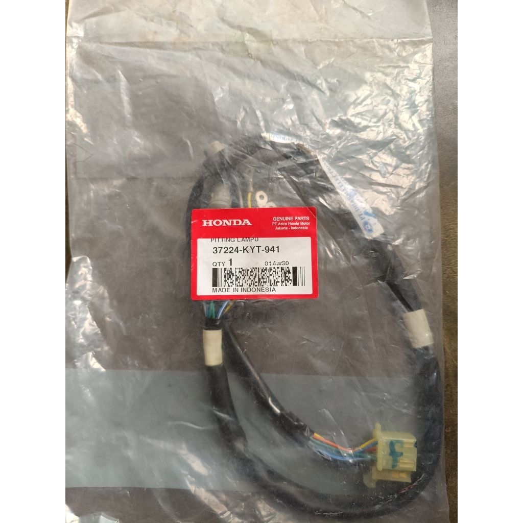 37224-KYT-941 . pitting lampu / soket lampu depan scoopy karbu. original AHM