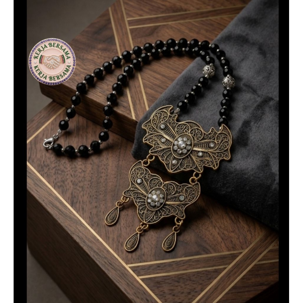 Kalung etnik batu kristal dengan liontin cantik