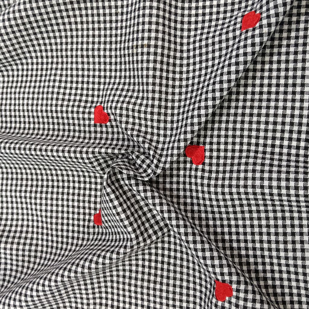 KAIN KATUN KOTAK BORDIR MOTIF LOVE MERAH WARNA DASAR ABU ABU