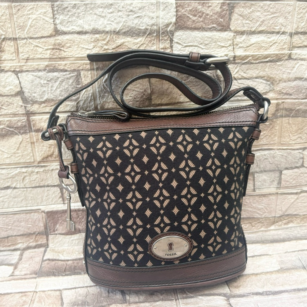 #520 NET-Preloved Fossil Maddox Bucket Pecan Black