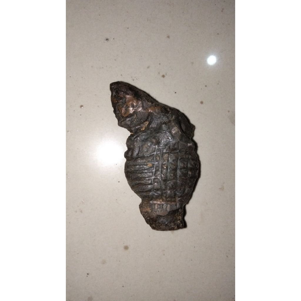 patung batu motif orang tua