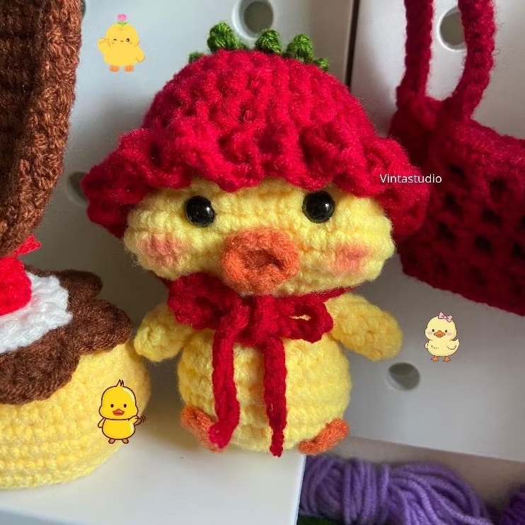 Crochet keychain baby duck with hat