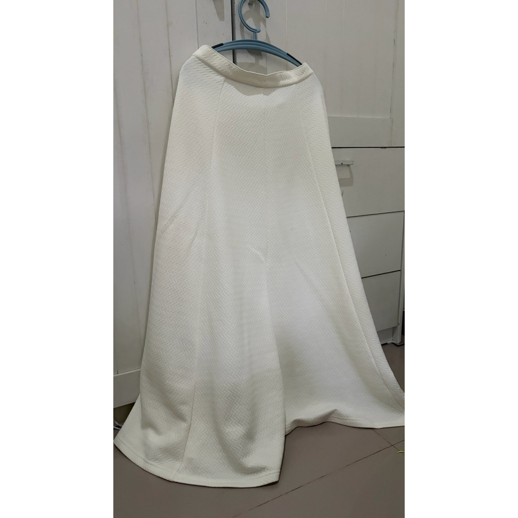 Preloved SABA fluffy skirt off white
