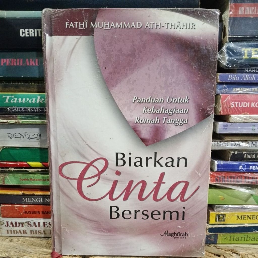 Biarkan Cinta Bersemi: Panduan Untuk Kebahagiaan Rumah Tangga" karya Fathi Muhammad Ath-Thahir