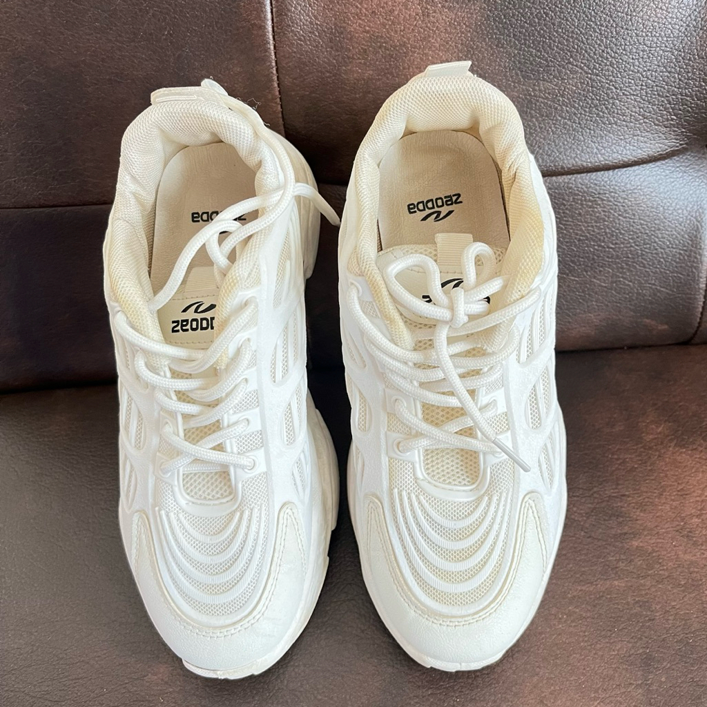 Sepatu sneakers wanita warna putih preloved
