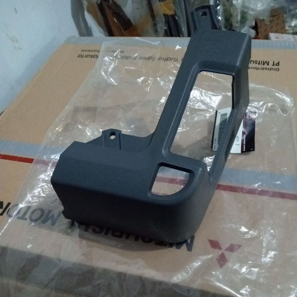panel siku kanan dasbor L300 panel minyak rem original