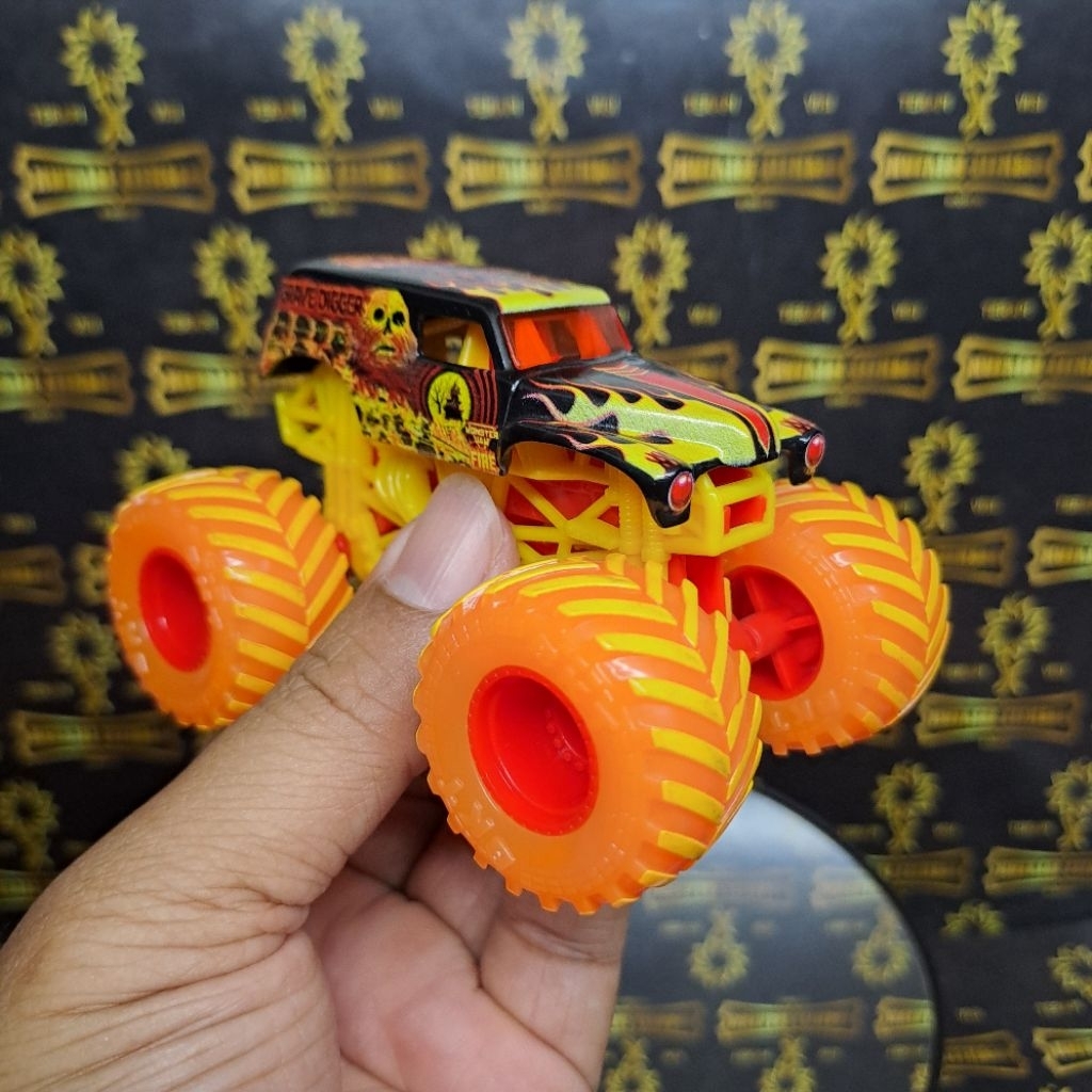 LOOSE MONSTER JAM LOOSE MONSTER JAM GRAVE DIGGER FIRE MONSTER JAM 1:64 MONSTER JAM KOLPRI KONDISI 99