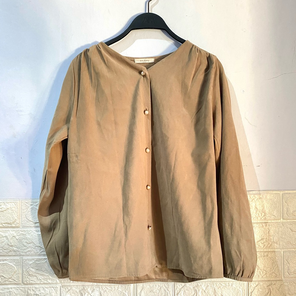 Blouse Korea Khaki Kancing Mutiara [Preloved Pribadi]