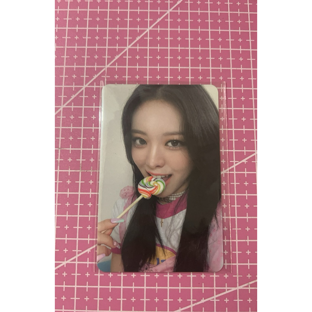 PHOTOCARD OFFICIAL YUNA ITZY