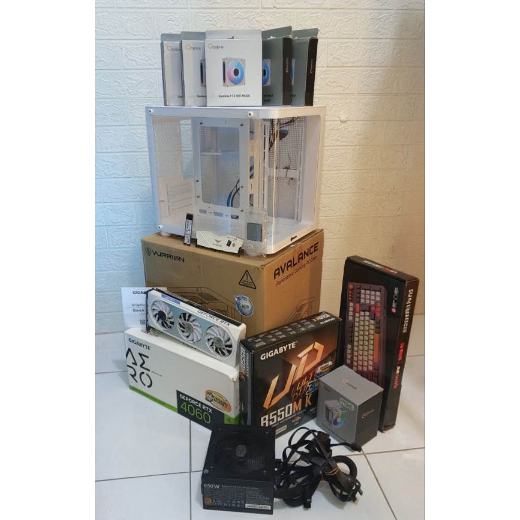 PC WHITE RYZEN 5 5600/ MOBO GIGABYTE B550M/ VGA GIGABYTE RTX 4060 WHITE/ RAM 32GB RGB T.FORCE WHITE