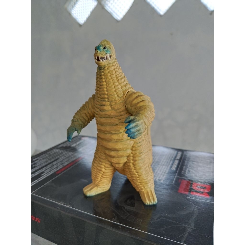 BANDAI ULTRA MONSTER SERIES KAIJU ULTRAMAN RED KING