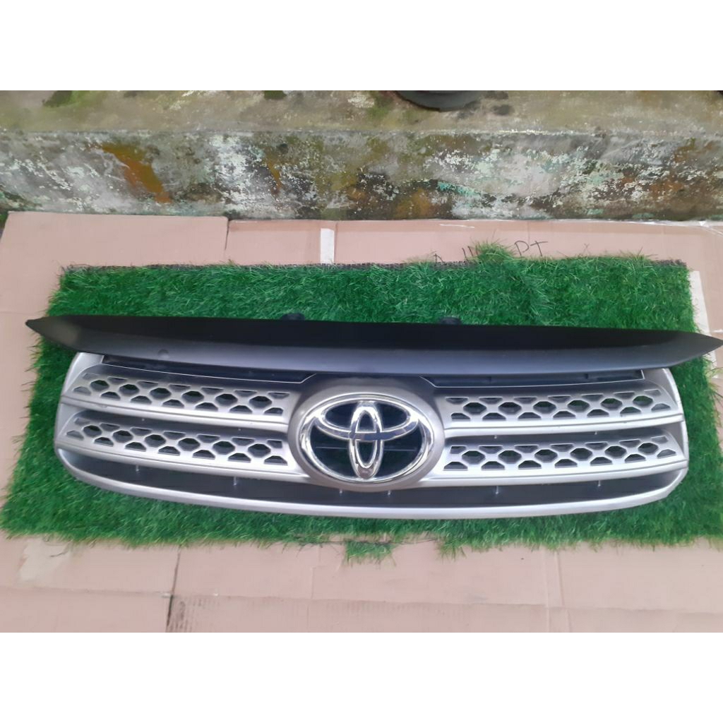 grill depan toyota  fortuner 2010 original