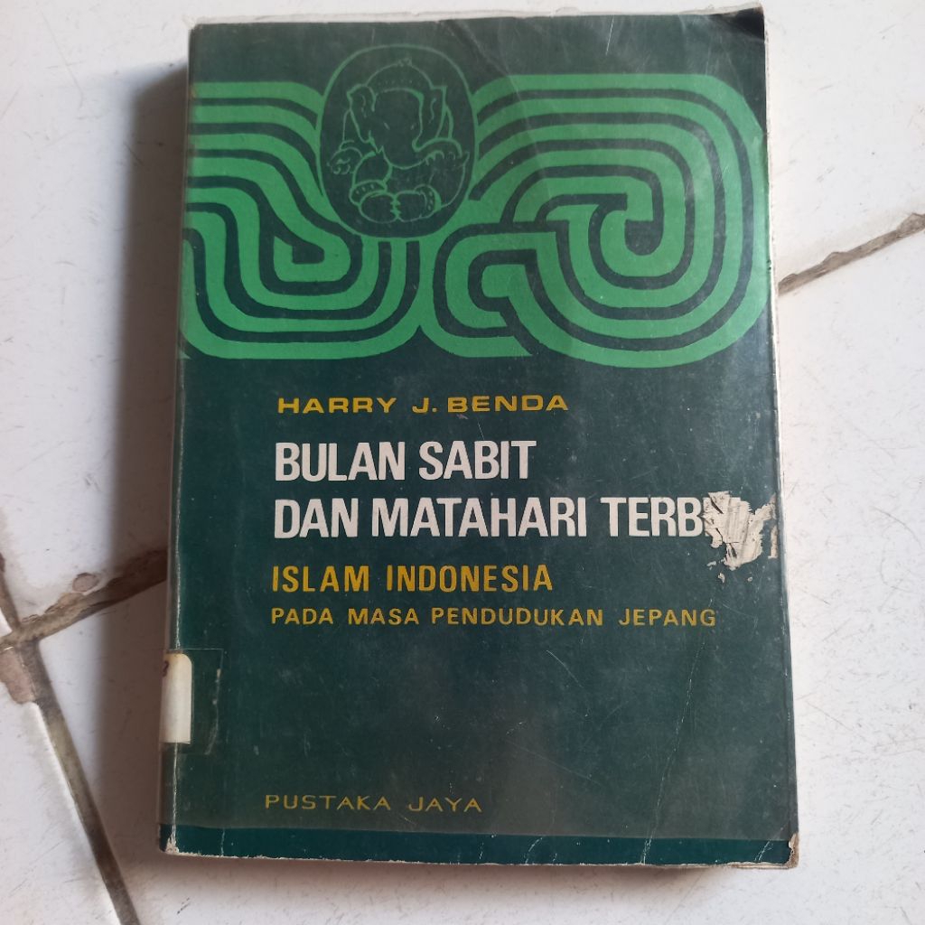 BULAN SABIT DAN MATAHARI TERBIT-HARRY J. BENDA