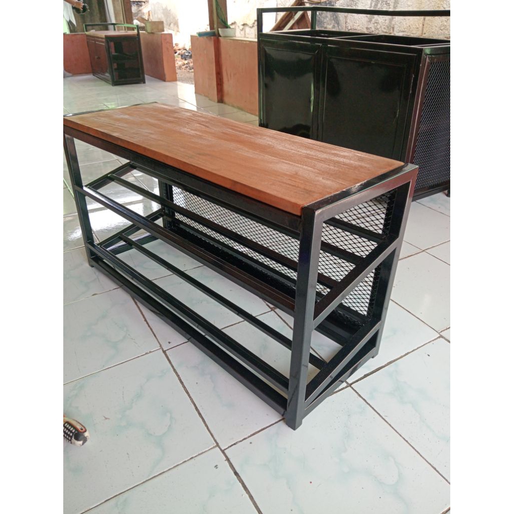 Rak sepatu besi kayu industrial