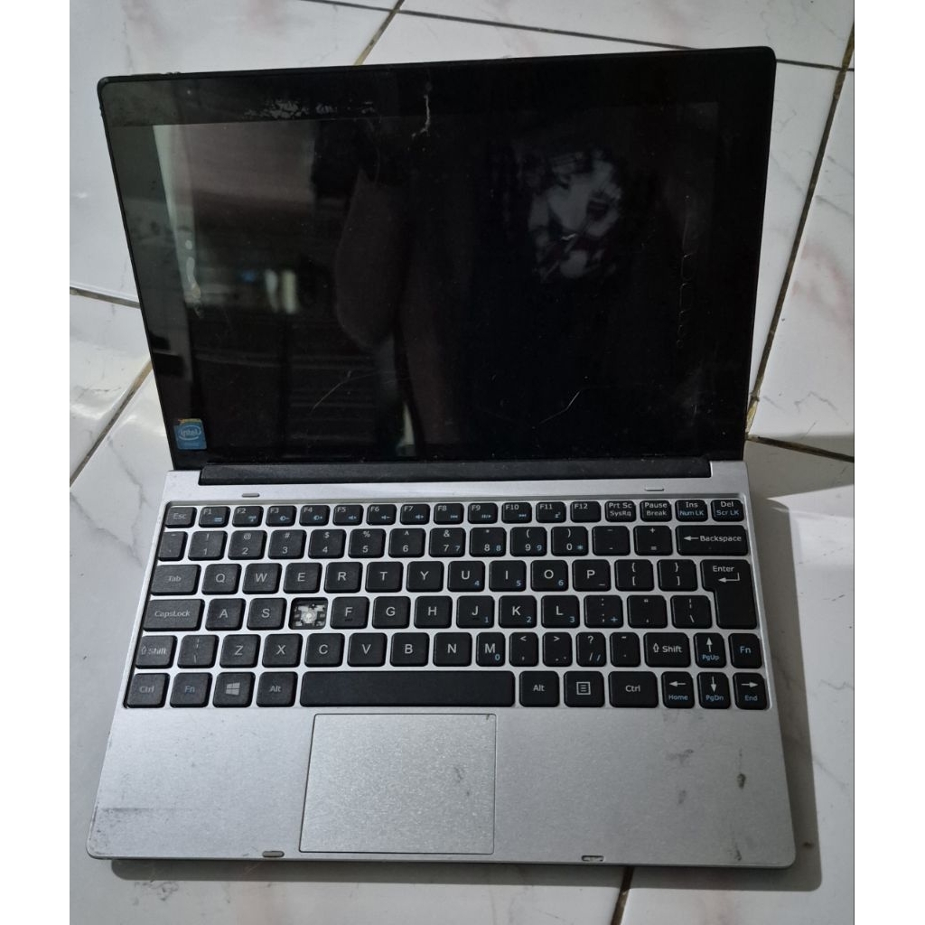 Laptop 10" 2in1 tablet touchscreen Acer switch one 10