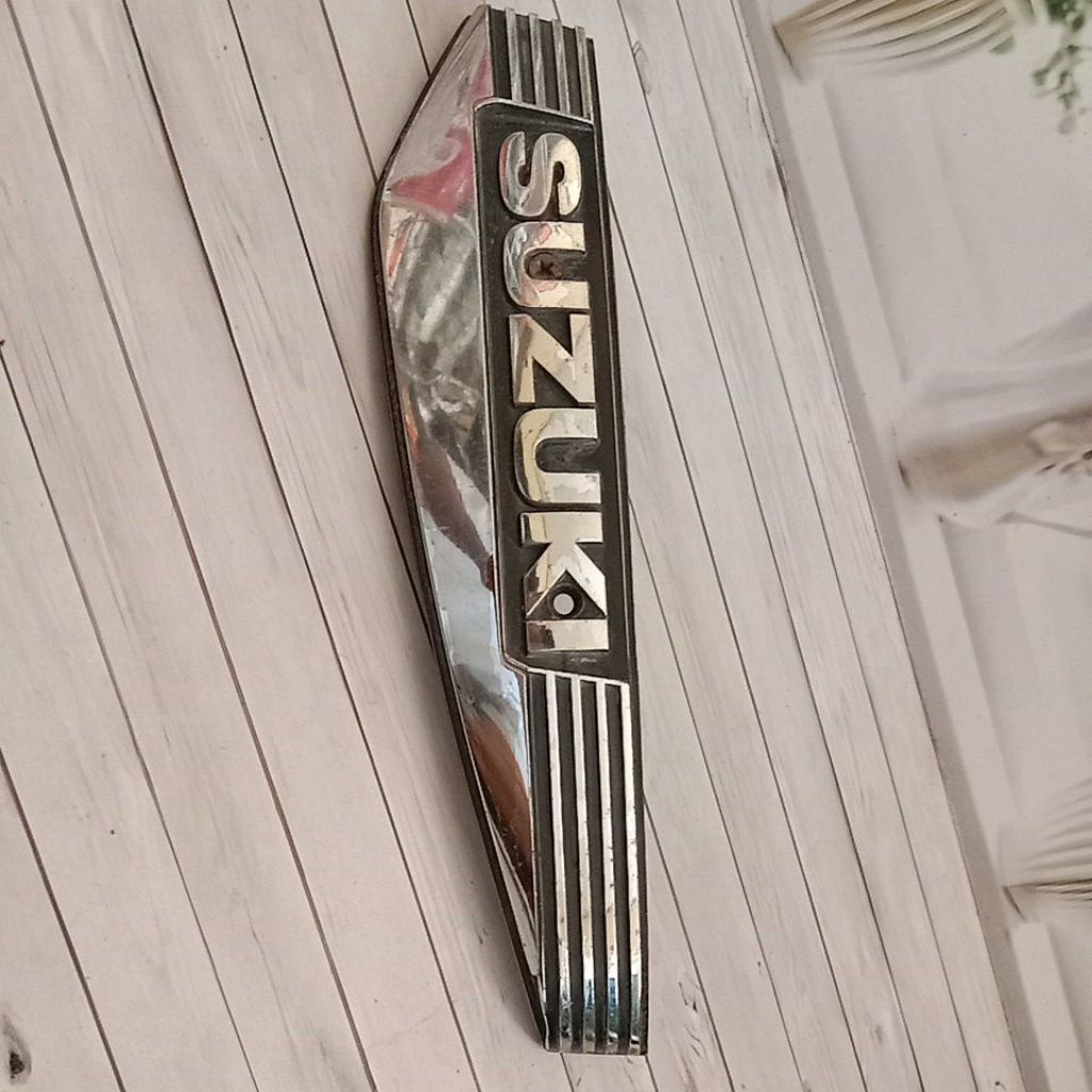 Emblem tangki Suzuki RC100 Deluxe