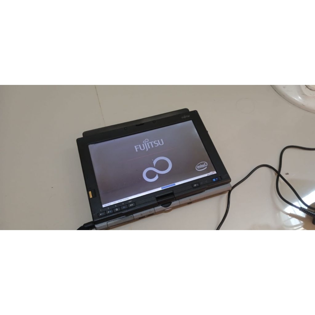 Laptop Tablet Windows Jadul Compact ukuran 8 inch Fujitsu P1610 Langkah Antik Warna Hitam.