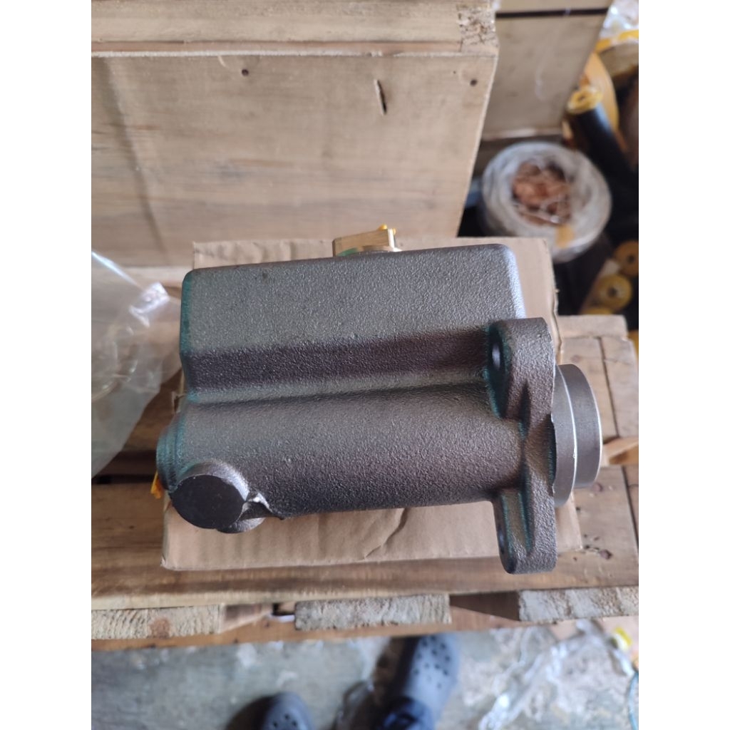 KOMATSU PUMP MASTER CYLINDER GD511A GD611A 23A-43-13330 23A43133