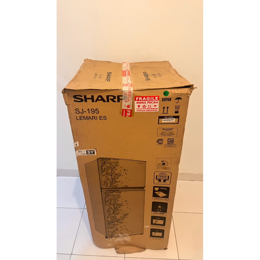Kardus bekas kulkas sharp ukuran 130x60x56cm
