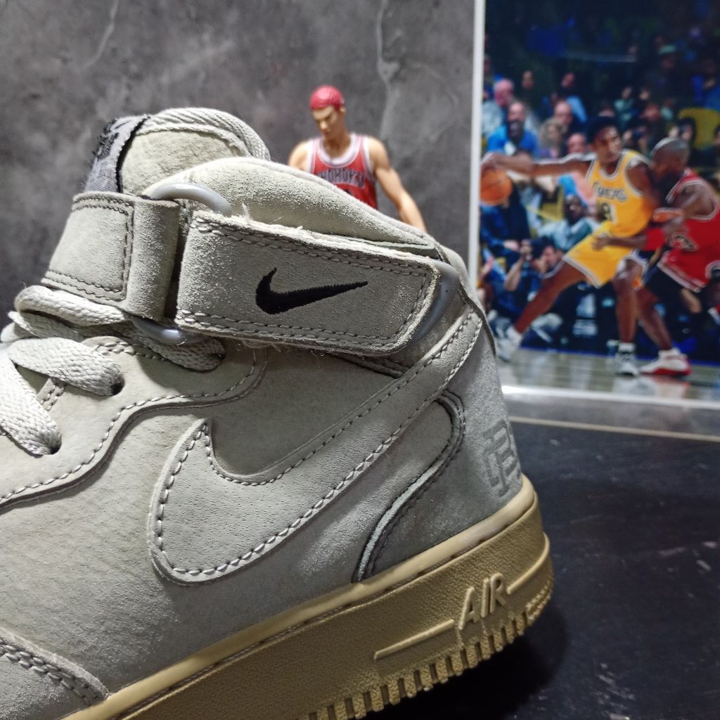 SEPATU BRANDED KONDISI BAGUS Nike Reigning Champ x Air Force 1 Mid Ukuran 42,5 insol 27cm