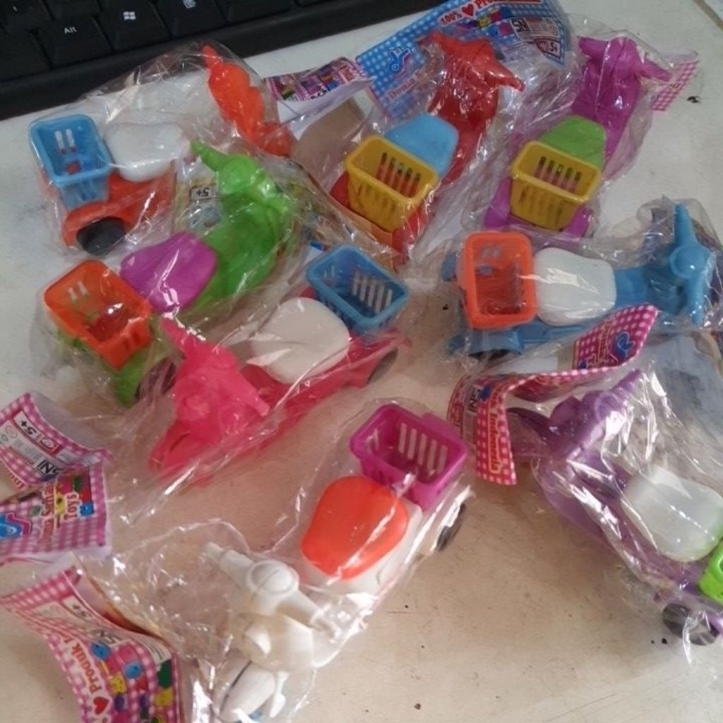 Mainan Vespa Motor Motoran Kecil 10 Pcs