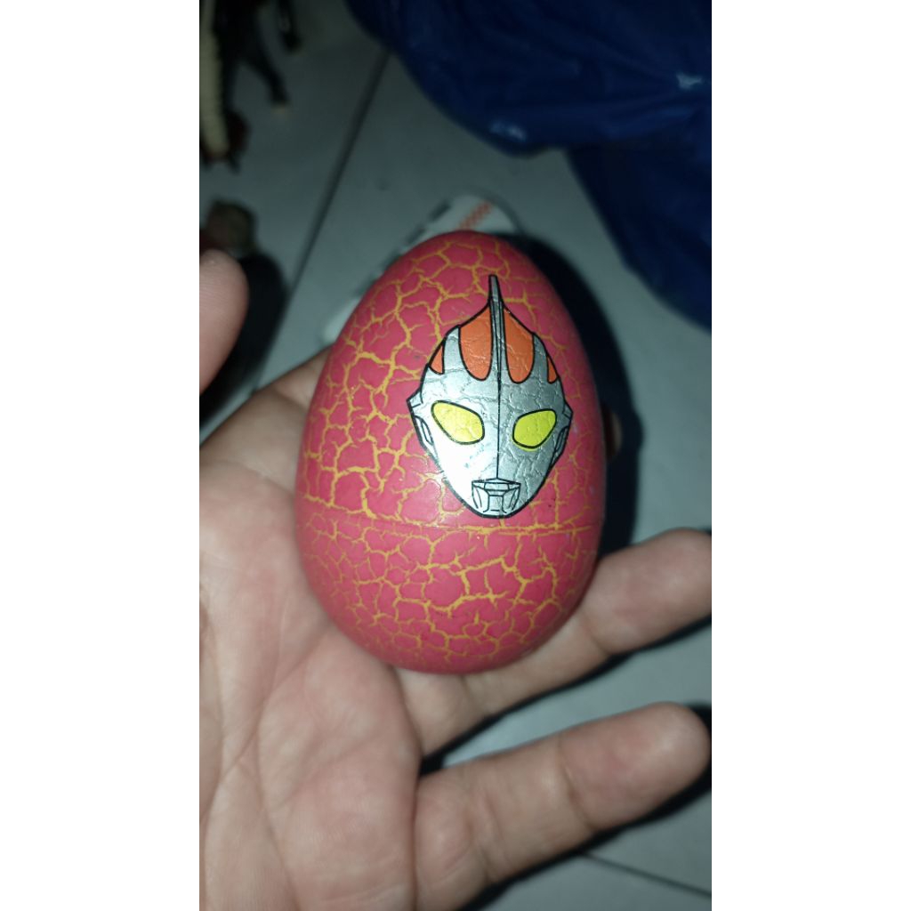 mainan telur Ultraman isi kosong